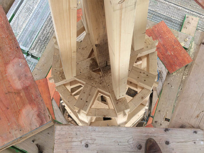 Zimmerei der EIGNER Bauunternehmung führt die Außeninstandsetzung und die statische Instandsetzung der Dachkonstruktion an der Kirche in Straß aus.
